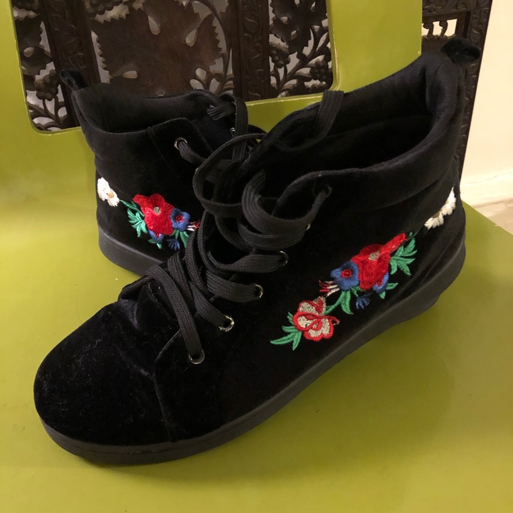 Embroidered Black Velvet Fashion Sneakers